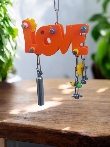 [AC37-M] Acryl Hanger Love (Medium) – Duurzaam speelgoed voor grotere papegaaien