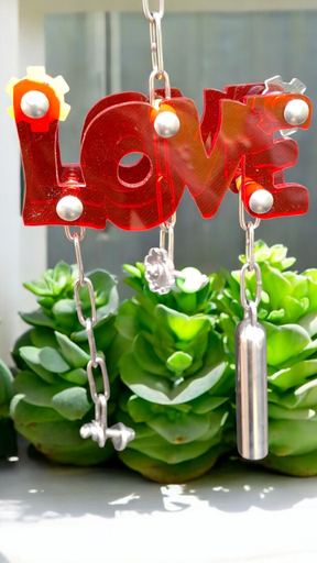 Acryl Hanger Love (Medium) – Duurzaam speelgoed voor grotere papegaaien 